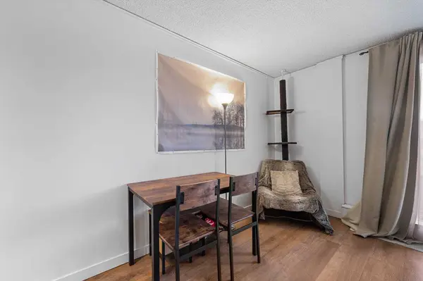 2111 14 ST SW #202, Calgary, AB T2T 3T2