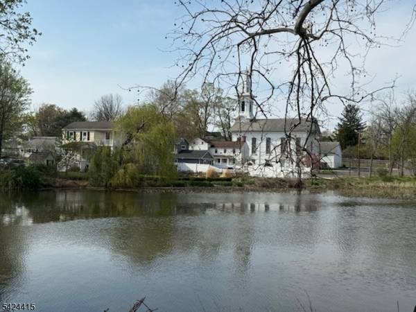 31 Center St, Clinton Town, NJ 08809