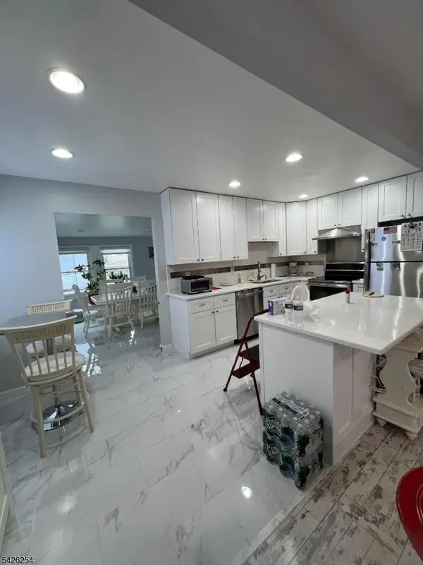 95 Hickory St, Carteret Boro, NJ 07008