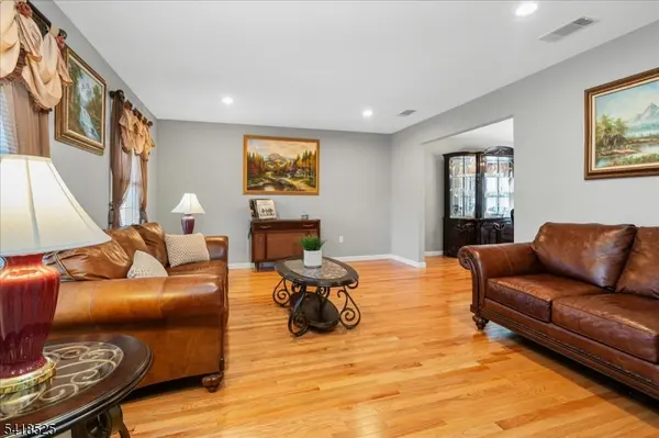 3 Magnolia Ct, Roxbury Twp., NJ 07876