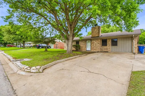 1414 W Torrey Street, Granbury, TX 76048