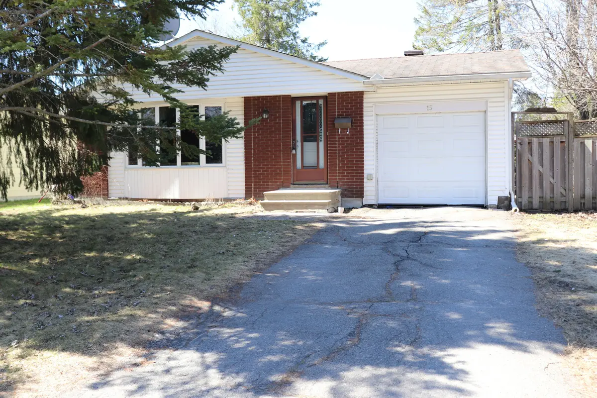 15 Wedgewood CRES, Blackburn Hamlet, ON K1B 4B5