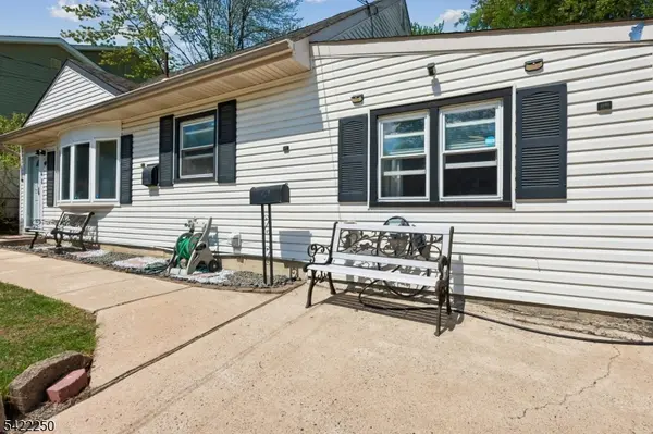 41 Pinetree Dr, Sayreville Boro, NJ 08859