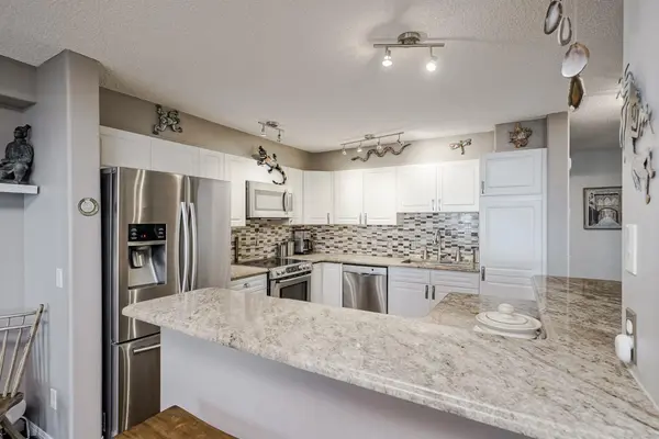 200 Sandstone DR NW #25, Calgary, AB T3K4N7