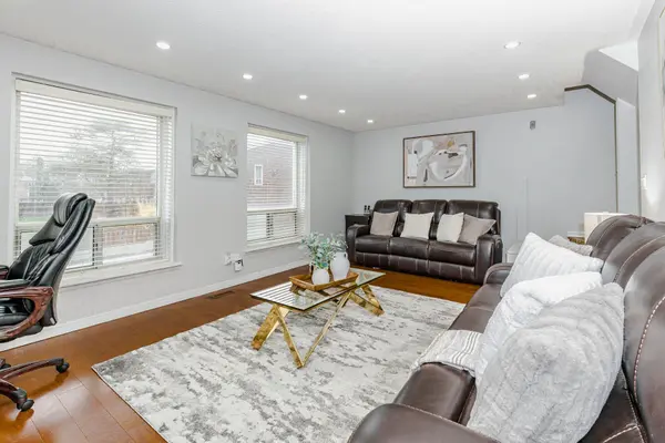 9 Kendleton DR #30, Toronto W10, ON M9V 1T6