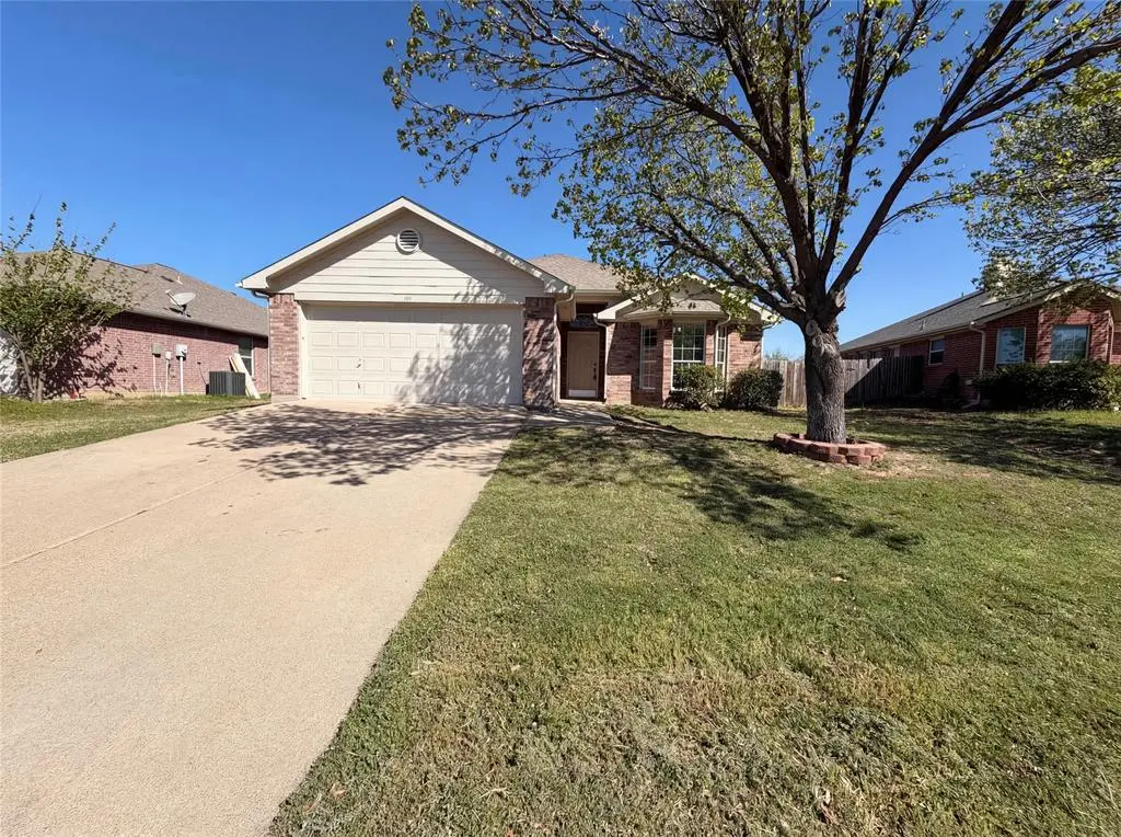 105 Kings Way Drive, Rhome, TX 76078