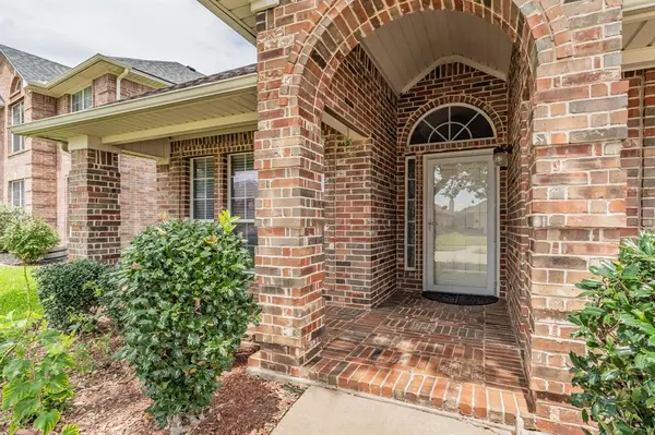 1020 Boscombe Court, Grand Prairie, TX 75052