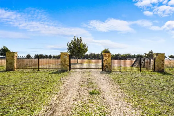 710 E Reindeer Road, Lancaster, TX 75146