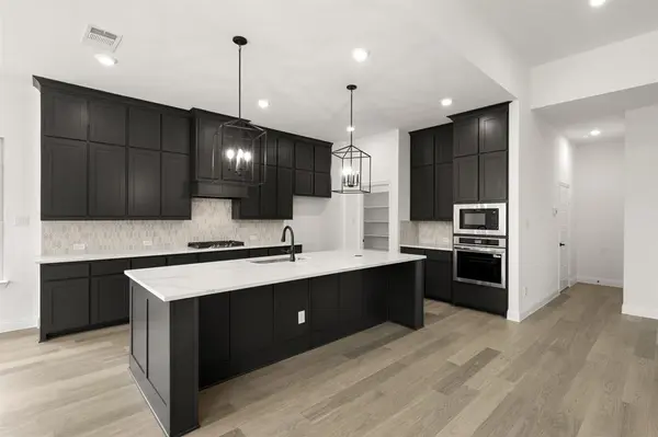 748 Brozgold Avenue, Midlothian, TX 76065