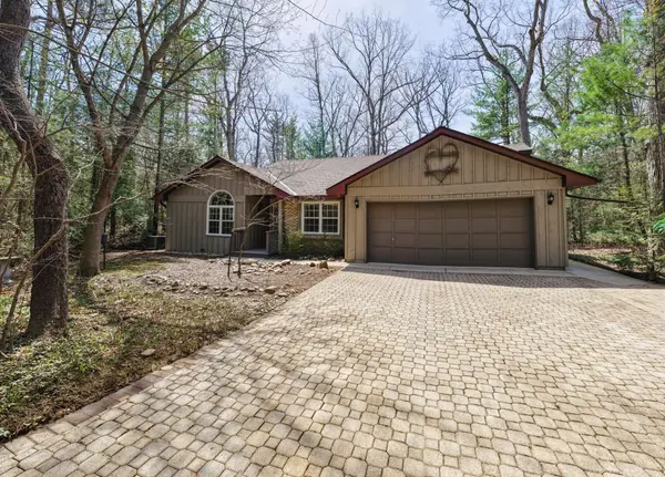 10325 Grand Oaks DR, Lambton Shores, ON N0M 1T0