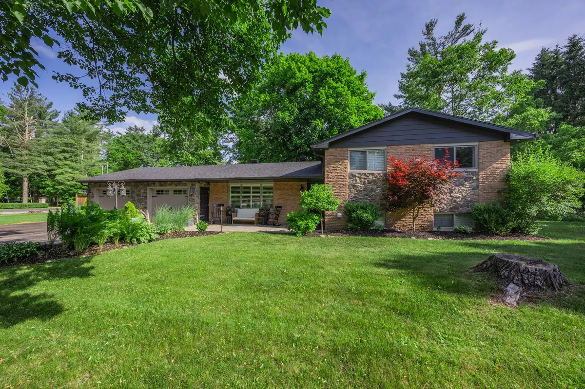 4 Peacher ST, Springwater, ON L9X 0W6