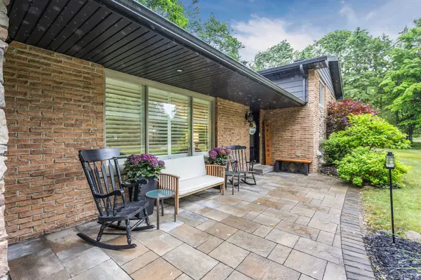 4 Peacher ST, Springwater, ON L9X 0W6