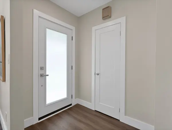 10 Dunrobin DR, Toronto W08, ON M9B 2S9