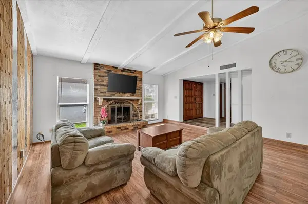 2705 Treeview Drive, Arlington, TX 76016