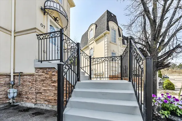 215 16TH AVE #7, Richmond Hill, ON L4C 0T8