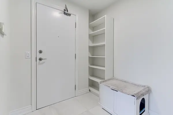 50 DISERA DR #905, Vaughan, ON L4J 9G1