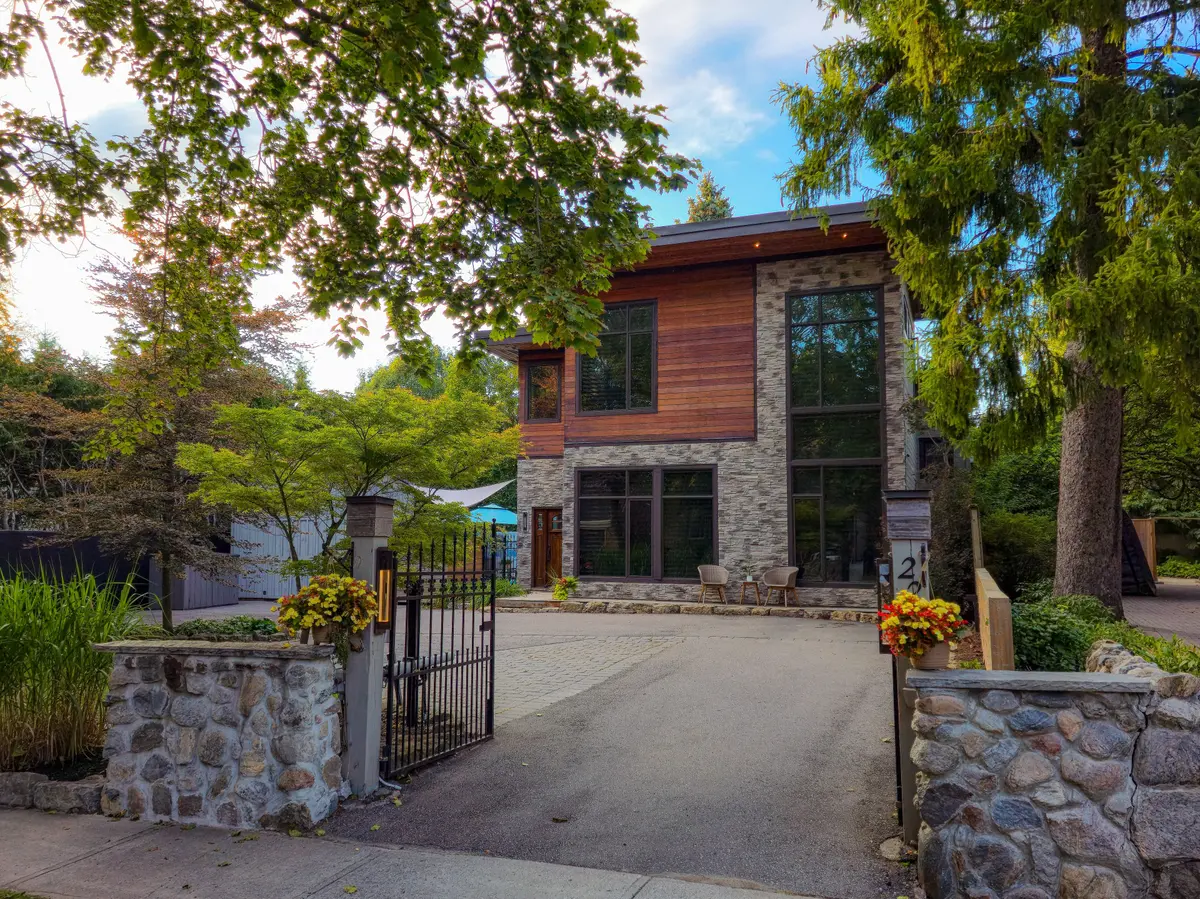 227 second ST, Whitchurch-stouffville, ON L4A 1B9