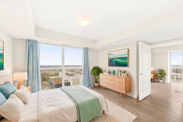 20 Meadowglen PL #2104, Toronto E09, ON M1G 0A9