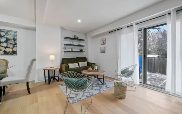 400 Mississauga Valley BLVD W #7, Mississauga, ON L5A 3N6