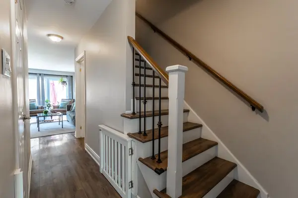 560 Pinedale AVE, Burlington, ON L7L 3W4