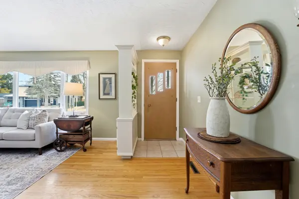 347 Clarendon DR, Hamilton, ON L9G 2Y9