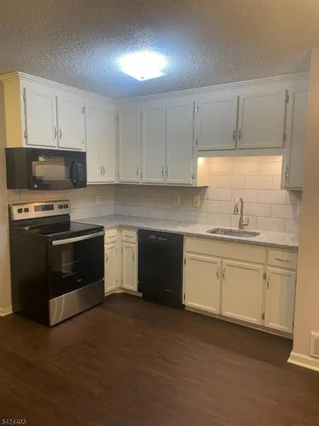 140 Heritage Ln, Hamburg Boro, NJ 07419