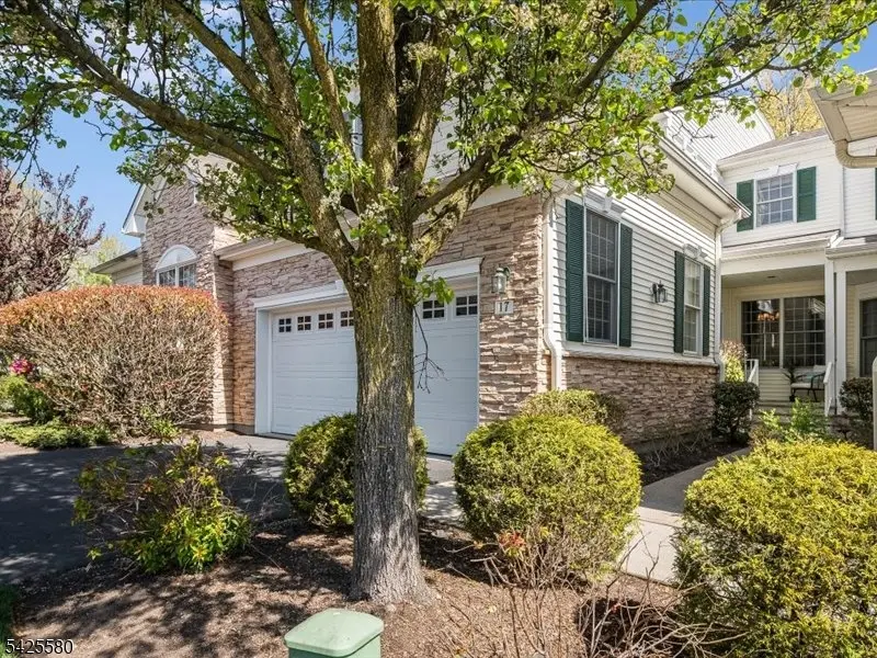 17 Pacio Ct, Roseland Boro, NJ 07068