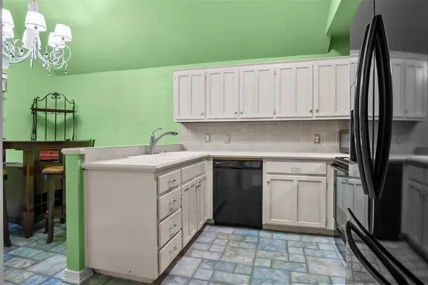 4922 Canberra Lane, Arlington, TX 76017