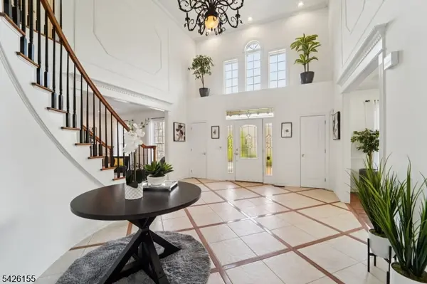 2 Harvest Ln, Washington Twp., NJ 07853