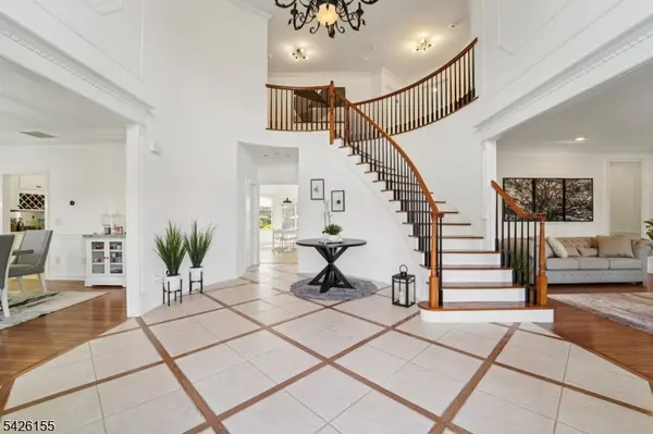 2 Harvest Ln, Washington Twp., NJ 07853