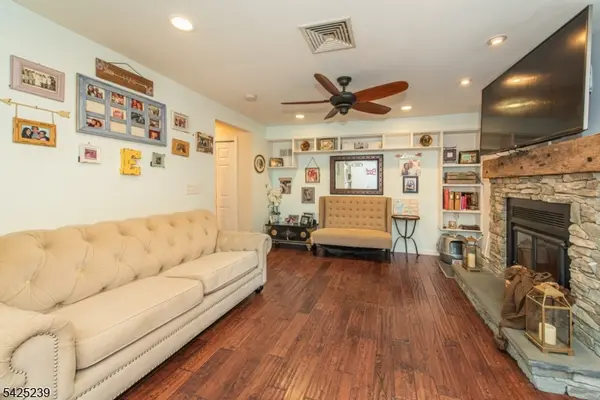 8 Lehigh Way, Hopatcong Boro, NJ 07843