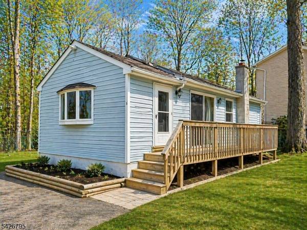 5 Geneva Trl, Hopatcong Boro, NJ 07843