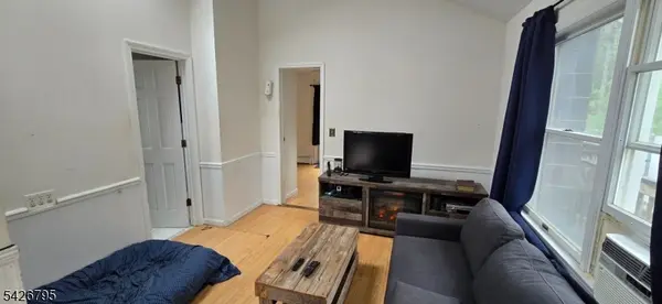 5 Geneva Trl, Hopatcong Boro, NJ 07843