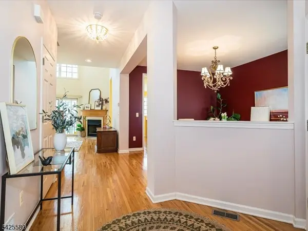 17 Pacio Ct, Roseland Boro, NJ 07068