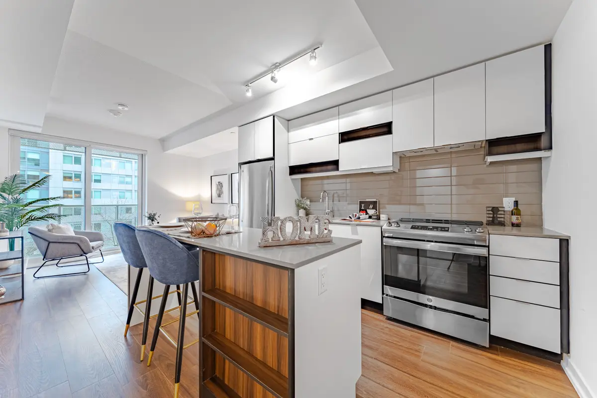 4065 Confederation Pkwy #807, Mississauga, ON L5B 0L4