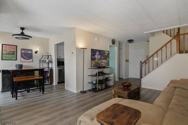 50 Iron Forge Sq, Pompton Lakes Boro, NJ 07442