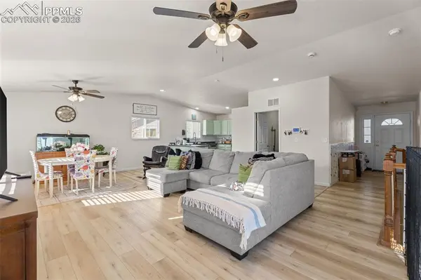 7152 Cliffrose DR, Colorado Springs, CO 80925