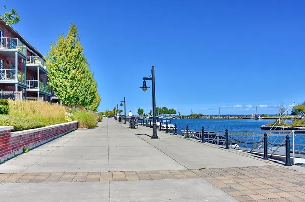 1 Shipyard LN #208, Collingwood, ON L9Y 0W2