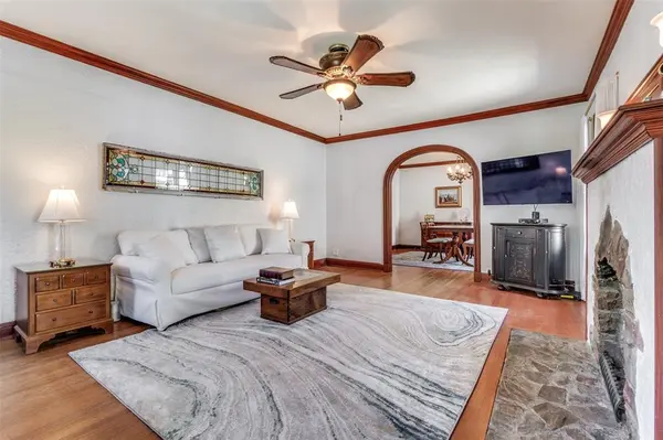 6903 Vivian Avenue, Dallas, TX 75223