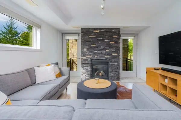 4 Cove CT #101, Collingwood, ON L9Y 0Y6