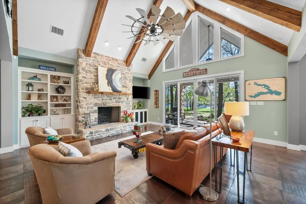 892 Waters Edge Drive, Corsicana, TX 75109