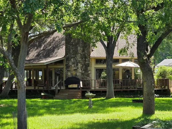 1425 E Seneca Court, Granbury, TX 76048