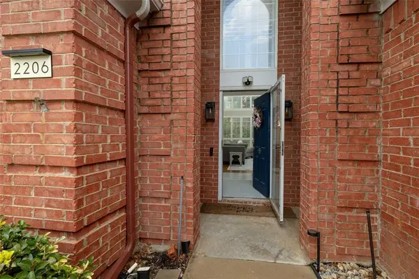 2206 Arbor Chase Circle, Arlington, TX 76011