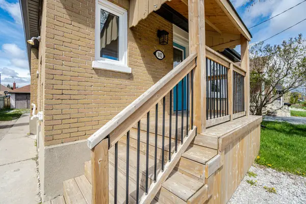 102 Wilson RD S #UPPER LEVEL, Oshawa, ON L1H 6B7