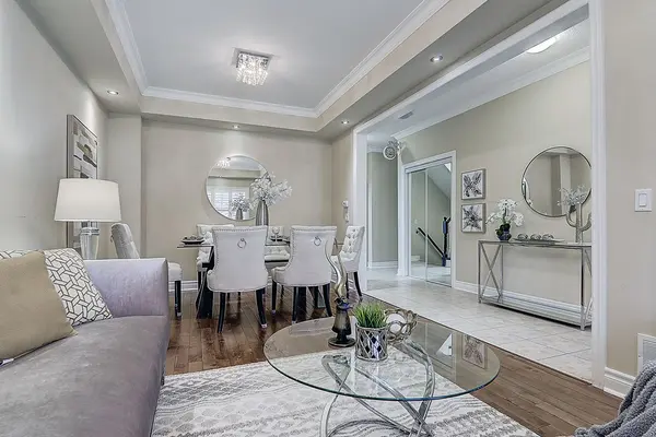 38 Rondeen RD, Vaughan, ON L4K 5S1