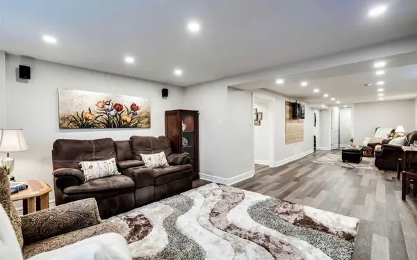 586 Chamberlain RD, Burlington, ON L7L 2V5