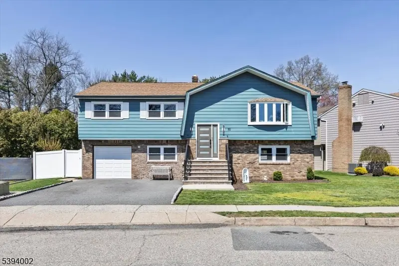 30 Melissa Dr, Totowa Boro, NJ 07512