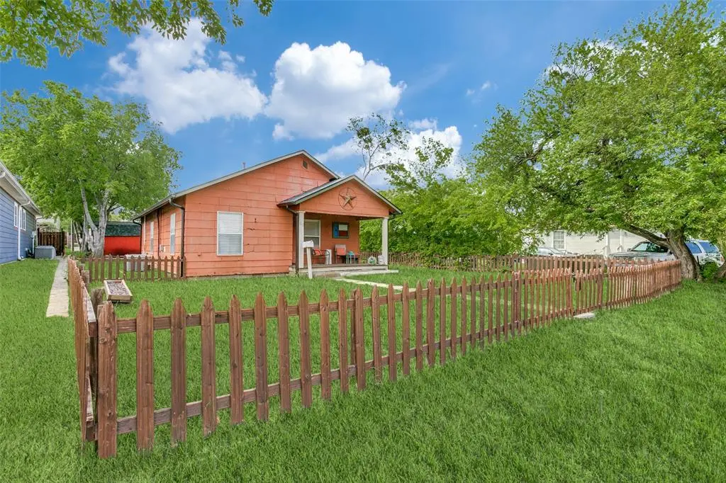 612 E Wall Street, Grapevine, TX 76051