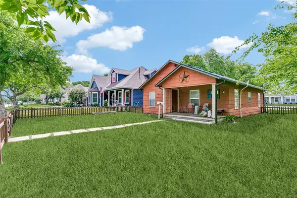 612 E Wall Street, Grapevine, TX 76051