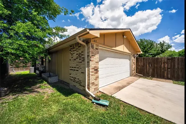 817 Oakland Street, Grand Prairie, TX 75052